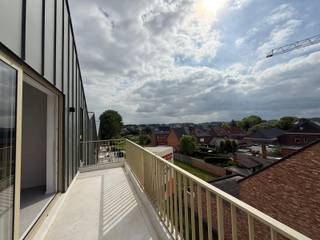 <p>Ontdek dit stijlvolle nieuwbouwappartement te koop in Denderleeuw, gelegen op de derde verdieping van Residentie Denderlink. Dit energiezuinige penthouse met 2 slaapkamers combineert hedendaags wooncomfort met een groot zuidgericht terras en duurzame technieken.</p><p>Via de inkomhal met ruimte voor een vestiaire bereik je de lichtrijke leefruimte met een volledig ingerichte open keuken. Het grote schuifraam geeft uit op het ruime zuidgerichte terras, waar je de hele dag van de zon en het buitenleven geniet.</p><p>De nachthal leidt naar twee ruime slaapkamers, een moderne douchekamer, een apart toilet en een praktische berging of wasplaats.</p><p>De hoogwaardige afwerking is nog volledig vrij te kiezen, zodat je het appartement volledig kan personaliseren. Het appartement is uitgerust met geothermie, individuele zonnepanelen, vloerverwarming én passieve koeling, wat resulteert in een uitzonderlijk energiezuinige woning. Bovendien kom je, onder de geldende voorwaarden, mogelijk in aanmerking voor het verlaagde btw-tarief van 6% en geniet je gedurende de eerste vijf jaar van een vrijstelling van onroerende voorheffing.</p><p>Een ondergrondse staanplaats dient verplicht mee aangekocht te worden. Contacteer ons vrijblijvend voor meer informatie of een bezoek.</p>