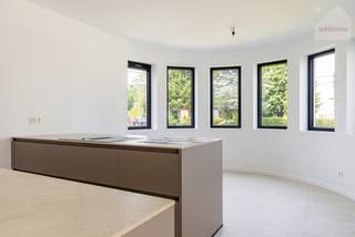 <strong>Dit karaktervolle gebouw werd volledig vernieuwd en omvat slechts twee exclusieve appartementen. Dankzij de ruime indeling, een private inkom en een uitzonderlijk grote privatieve tuin geniet u hier van het comfort en de privacy van een volwaardige gezinswoning.</strong><br /><br />Via de aparte inkom betreedt u dit ruime en lichtrijke gelijkvloerse appartement. De aangename leefruimte vormt het hart van de woning en staat in directe verbinding met het terras en de prachtig aangelegde tuin. Deze combinatie van ruimte, licht en buitenleven zorgt voor een bijzonder aangename woonervaring.<br />Aansluitend bevindt zich de volledig uitgeruste keuken, stijlvol afgewerkt met een natuurstenen werkblad en voorzien van moderne toestellen. De praktische indeling maakt van deze ruimte een ideale plek om dagelijks te koken en gezellig samen te genieten.<br /><br />Het appartement beschikt over drie volwaardige slaapkamers, waardoor er tal van mogelijkheden zijn voor een gezin, thuiswerk of een hobbyruimte. Verder zijn er een gastentoilet, een praktische berging en een stijlvolle badkamer aanwezig, uitgerust met een inloopdouche, dubbele wastafel en toilet.<br /><br />De absolute meerwaarde van deze woning is de prachtig aangelegde privatieve tuin van ca. 200 m². Deze ruime buitenruimte biedt volop mogelijkheden om te ontspannen, te genieten van zonnige dagen of gezellig samen te komen met familie en vrienden. De tuin is volledig omheind en voorzien van haagbeplanting, wat zorgt voor een aangename privacy en rust. Daarnaast beschikt het appartement over een ruime tuinberging en parkeergelegenheid voor twee wagens.<br /><br />Ook op vlak van energieprestaties scoort deze woning uitstekend. Dankzij de zonnepanelen, warmtepomp, vloerverwarming en het ventilatiesysteem geniet u van een bijzonder energiezuinige woning met een hoog wooncomfort. De slaapkamers zijn bovendien uitgerust met individuele airconditioningstoestellen die zowel kunnen koelen als verwarmen, waardoor elke ruimte het hele jaar door aangenaam blijft.<br /><br /><strong>Troeven op een rij:</strong><br />• Ruim gelijkvloers appartement met het gevoel van een volwaardige woning<br />• Grote privatieve tuin van ca. 200 m² met terras en tuinberging<br />• Volledig omheinde tuin met optimale privacy<br />• 3 ruime slaapkamers<br />• Energiezuinig dankzij zonnepanelen, warmtepomp en vloerverwarming<br />• Volledig afgewerkt en instapklaar<br />• Parkeergelegenheid voor 2 wagens<br />• Verkoop onder registratierechten<br /><br /><strong>Bent u op zoek naar een ruime, energiezuinige woning met een uitzonderlijke buitenruimte en alle comfort van hedendaags wonen? Dan is dit unieke appartement absoluut een bezoek waard.</strong><br />Neem snel contact met ons op voor meer informatie of een bezoek ter plaatse:<br />info@sublimmo.be of 014 84 83 69.