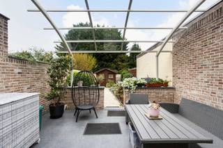 <p>Voor een bezoek bel Saimen: 0470 79 24 20 of mail: saimen@cornelis-goeman.be <br />Op een bijzonder gunstige ligging, vlak bij het centrum van Brakel, vinden we deze charmante rijwoning met een verrassend ruime en praktische indeling. De woning combineert een aangename woonruimte met <strong>3 slaapkamers, 2 badkamers en een gezellige tuin/terras.</strong><span></span></p>
<p>Op het <strong>gelijkvloers</strong> beschikt de woning over een ruime woonkamer, een afzonderlijke keuken en een badkamer en berging. Vanuit de keuken is er een aangename verbinding met de buitenruimte achteraan, waar u kunt genieten van een <strong>gezellig terras en tuin</strong>.</p>
<p>De <strong>eerste verdieping</strong> omvat een ruime slaapkamer, een praktische berging, een tweede badkamer en een nachthal. <br /><br />Op de <strong>tweede verdieping</strong> bevinden zich nog twee volwaardige slaapkamers, ideaal voor kinderen, een hobbyruimte of als thuiskantoor.</p>
<p>De woning geniet bovendien van een <strong>centrale ligging</strong>, op korte afstand van winkels, scholen, horeca en alle dagelijkse voorzieningen van Brakel.</p>
<p><strong>Troeven:</strong></p>
<ul>
<li>Gelegen vlak bij het centrum van Brakel</li>
<li>Gunstig EPC label B</li>
<li>Conforme elektrische keuring</li>
<li>Zonnepanelen</li>
<li>Interessante woning voor starters, gezinnen of investeerders</li>
</ul>
<p><strong>Een woning met ruimte, mogelijkheden én een uitstekende ligging in het hart van Brakel. Zeker een bezoek waard!</strong></p>