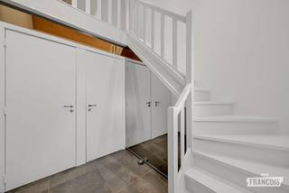 Op zoek naar een instapklare gezinswoning in een rustige buurt? Deze verzorgde halfopen bebouwing combineert ruimte, comfort en een aangename buitenomgeving. Met een recent vernieuwde keuken en badkamer, drie ruime slaapkamers en een gezellige tuin is dit de ideale thuis voor wie zorgeloos wil wonen.<br /><br />Bij het binnenkomen verwelkomt de inkomhal je met een gastentoilet. De lichtrijke leefruimte geniet van een aangename natuurlijke lichtinval en is voorzien van dubbele beglazing. Aansluitend bevindt zich de recent vernieuwde keuken, uitgerust met alle nodige voorzieningen.<br /><br />Verder omvat het gelijkvloers een praktische inpandige garage en een wasruimte, wat zorgt voor extra comfort en functionaliteit.<br /><br />Op de eerste verdieping bevinden zich drie ruime slaapkamers, telkens voorzien van ingemaakte kasten, en een recent vernieuwde badkamer.<br /><br />Ook buiten heeft deze woning heel wat te bieden. De oprit biedt parkeergelegenheid voor de inpandige garage en op de naastgelegen ruimte. De tuin vormt een heerlijke plek om te ontspannen, met een mooi terras, een gezellige loungehoek, een ruim tuinhuis en sfeervolle fonteintjes. Hier geniet je volop van rustige momenten en gezellige avonden met familie en vrienden.<br /><br />