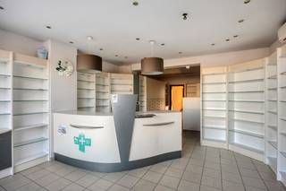 immo DAVID stelt voor: handelshuis met duplexwoonstDit uitstekend gelegen handelspand biedt maximale zichtbaarheid en bereikbaarheid. Tussen Zellik...