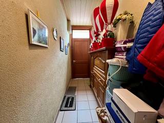 <p><span>Te renoveren woning in centrum Hamme.</span></p><p><span>Deze woning beschikt over twee ruime slaapkamers en een badkamer. De leefruimte omvat een zit- en eetgedeelte.<br />De praktische keuken biedt voldoende ruimte voor een ontbijthoekje. <br />Het terras aan de achterkant van het huis is een perfecte plek om te genieten van de buitenlucht.</span></p><p><span>De ligging is centraal, met tal van voorzieningen in de nabijheid en goede verbindingen met het openbaar vervoer. <br /><br /></span></p><p><span>Op zoek naar een compacte woning om te renoveren naar jouw wensen?</span></p><p><span> </span></p><p><span>Maak dan zeker een afspraak en plan een bezoek in!</span></p><p><span> </span></p><p><span> </span></p><p><span> </span></p>