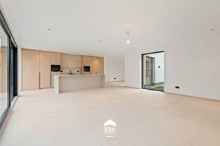 Deze moderne, instapklare woning is gelegen nabij het centrum van Peer, op een vlot bereikbare invalsweg en op wandelafstand van winkels, horeca...