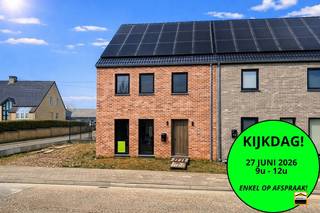 <p><span>Recente passiefwoning op gunstige locatie met 4 slaapkamers en tuin</span></p><p><span> </span></p><p><span>Deze recente eengezinswoning treffen we aan in Millen, een deelgemeente van Riemst. U<br />geniet er van een goede bereikbaarheid van de nodige voorzieningen. De vlotte verbindingen</span></p><p><span>naar Maastricht, maar ook naar de E313 zijn een grote troef. Toch is de woning gelegen in<br />een landelijke omgeving, omringd door weidse velden.<br /><br /></span></p><p><span>De woning is geheel instapklaar en de indeling is aangenaam en logisch. We onderscheiden <br />het volgende:</span></p><p><span>Gelijkvloers:</span></p><p><span>Inkomhal, gastentoilet, ruime leefruimte met open keuken, berging, terras</span></p><p><span>Eerste verdieping: <br />Nachthal, 2 slaapkamers van 15 en 14 m², badkamer met dubbele lavabo, wc, inloopdouche <br />en ligbad</span></p><p><span>Tweede verdieping:</span></p><p><span>Nachthal, 2 slaapkamers van 15 en 14 m², technische ruimte.</span></p><p><span> </span></p><p><span>Rondom de woning ligt een aangename, omheinde tuin. Tevens is er een vergunning voor de<br />bouw van een carport aan de linkerzijde.</span></p><p><span> </span></p><p><span>De woning werd in 2024 afgewerkt met veel aandacht voor energiezuinigheid. Zo is de woning<br />een passiefwoning. De technieken zijn dan ook uiterst modern. We onderscheiden het volgende:</span></p><p><span>* Verwarming aan de hand van warmtepomp</span></p><p><span>* Hoogrendementsbeglazing in pvc omkadering</span></p><p><span>* 18 zonnepanelen (7,2 kWp)</span></p><p><span>* Regenwaterput (5.000 liter) aangesloten op wc en buitenkraan</span></p><p><span>* Ventilatiesysteem<br />* Elektriciteit conform het AREI</span></p><p><span> </span></p><p><span>Wenst U meer informatie over deze instapklare passiefwoning of een afspraak tijdens<br />de kijkdag op zaterdag 27 juni tussen 9u en 12u? Contacteer ons via 012 26 22 05 of<br />info@hetimmohuis.be</span></p>