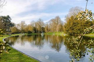 <p><span>GENT - Te renoveren karaktervol en ruim appartement met uitzicht over het Citadelpark in een historisch gebouw</span></p><p><span> </span></p><p><span>Het appartement is gelegen op de tweede verdieping van het iconische gebouw 'Parc Residence' naar een ontwerp van architect Oscar Van de Voorde. </span></p><p><span>Het gebouw heeft een historische waarde als eerste hoogbouw van appartementen in Gent in eclectische stijl, met siermotieven die de art-decostijl aankondigen. </span></p><p><span>Gelegen aan het Citadelpark met vijver en wandel- en fietspaden, in een stedelijke context met vlotte verbindingen, openbaar vervoer in de nabijheid en een goede bereikbaarheid richting centrum en invalswegen.</span></p><p><span> </span></p><p><span>De belangrijkste troeven in een notendop: </span></p><ul><li><span>Uitzonderlijke ligging langs Citadelpark</span></li><li><span>Hoge plafonds, sierlijsten en een overvloed aan natuurlijk licht</span></li><li><span>Veel potentieel bij renovatie</span></li><li><span>hoge plafonds en royale ruimtes</span></li><li><span>Nabij openbaar vervoer en invalswegen</span></li><li><span>Tal van authentieke elementen </span></li><li><span>Grote individuele kelderberging en ruime fietsenstalling</span></li><li><span>EPC B</span></li><li><span>Ruim appartement van 358 m² </span></li><li><span>Grote, zonnige leefruimte met uitzicht over de vijver van het Citadelpark</span></li></ul><p><span> </span></p><p><span>Indeling:</span></p><p><span>Het appartement is gelegen op de tweede verdieping, bereikbaar via de centrale inkomhal met originele historische open lift in smeedijzer. </span></p><p><span>Via de ruime, centrale inkomhal is er een doorgang richting de grote leefruimte met authentiek parket en uitzicht over het Citadelpark. Dankzij de grote raampartijen beschikt het appartement over veel lichtinval. Aansluitend aan de leefruimte grenst een bureau/kamer met een mooi balkon. </span></p><p><span>Daarnaast is er een lange gang die toegang geeft naar de 4 slaapkamers en badkamers. </span></p><p><span>Verder is er een aparte keuken die grenst aan een praktische berging en wasplaats. </span></p><p><span>Tot slot beschikt het appartement over twee toiletten, een extra lift langs de achterzijde en een volledig nieuw verwarmingssysteem. </span></p><p><span> </span></p><p><span>Belangrijk:</span></p><p><span>Richtprijs: € 899.000 euro inclusief grote kelderberging</span></p><p><span> </span></p><p><span>Droom je van een uniek appartement met karakter en uitzicht over het Citadelpark? </span></p><p><span>Wees er snel bij, contacteer Axel Lenaerts makelaars voor verdere info of voor een bezoek via </span><span>09 245 24 24</span><span> of hannelore@axellenaerts.be</span></p><p><span> </span></p>