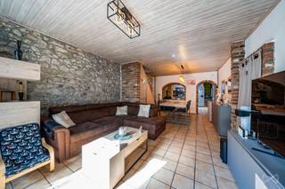 Située à Seilles, à proximité des commodités et des axes principaux, cette maison 3 façades offre une surface habitable d’environ 112 m² et...