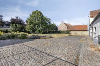 This historic farm to be renovated, located on a spacious plot of 1,338 m² in picturesque Jabbeke, harmoniously combines rural serenity and a strategic location.<br /><br />The spacious plot offers various options for renovation and redevelopment, making it suitable for both private and commercial purposes. The characterful structure and authentic architectural style form a solid basis for a high-quality restoration, preserving the historic character while integrating contemporary living comfort.<br /><br />In addition, the farm has excellent accessibility, with easy connections to nearby cities such as Bruges and Ostend, as well as direct access to major access roads. This combination of peace and accessibility makes this a rare opportunity.<br /><br /><br /><br />