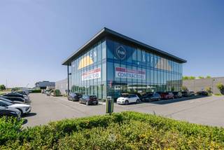 <p><span>DE PINTE - Begoniastraat: Bent u op zoek naar een ruime kantoorverdieping met voldoende parkeergelegenheid te huur op toplocatie in De Pinte? Dan is dit mogelijk exact wat u zoekt.</span></p><p><span>De voornaamste troeven:</span></p><ul><li><span>540 m² kantoorruimte</span></li><li><span>288 m² archief- en sanitaire ruimte</span></li><li><span>Extra archiefcapaciteit van 1.250 lopende meter</span></li><li><span>17 parkeerplaatsen</span></li><li><span>Vlot bereikbare ligging in De Pinte</span></li><li><span>Uitstekende zichtbaarheid</span></li></ul><p><span>Indeling:</span></p><p><span>De kantoorverdieping is gelegen aan de Begoniastraat in De Pinte en beschikt over een totale kantooroppervlakte van 540 m². Deze royale oppervlakte biedt tal van mogelijkheden voor de inrichting van werkplekken, vergaderruimtes en ondersteunende kantoorfuncties.<br />Daarnaast is er 288 m² aan archief- en sanitaire ruimte aanwezig. De archiefruimte biedt een uitzonderlijk grote opslagcapaciteit, ideaal voor ondernemingen of organisaties met een aanzienlijke behoefte aan dossier- en documentopslag.</span></p><p><span>Een bijkomende troef zijn de </span><span>17 parkeerplaatsen</span><span>, waardoor zowel medewerkers als bezoekers gemakkelijk kunnen parkeren.</span></p><p><span>Een interessante opportuniteit voor wie op zoek is naar een ruime kantooromgeving met uitgebreide archieffaciliteiten en ruime parkeermogelijkheden in De Pinte.</span></p><p><span>Beschikbaar vanaf: 01/03/2027</span></p><p><span>Contacteer Axel Lenaerts makelaars voor meer info of een bezoek.</span></p>