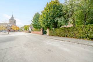 Mooi gelegen, in het centrum van Aalbeke: charmante karaktervolle grote herenwoning met uitweg achteraan (3 garages). Indeling gelijkvloers:...
