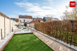 Op een boogscheut van het centrum van Zele bevindt zich deze uitzonderlijk lichtrijke en volledig afgewerkte gezinswoning met 3 slaapkamers.Deze...