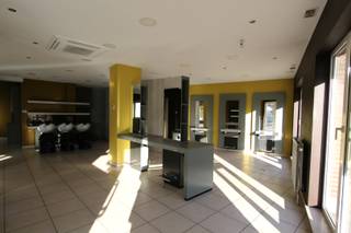 Deze handelsruimte is ideaal gelegen aan de ring in Tongeren, op de hoek van de Bilzersteenweg en de Sint-Maternuswal.Zeer goede zichtbaarheid en...