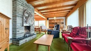 <p>Bent u op zoek naar een rustig gelegen woning met veel ruimte, privacy en potentieel? Dan is deze gelijkvloerse woning op een mooi hoekperceel van meer dan 17 are, gelegen tussen Zolder en Lillo en op korte afstand van het station, zeker een bezoek waard. Dankzij de gunstige ligging combineert u hier een vlotte bereikbaarheid met een aangename, rustige woonomgeving.<br /><br />Bij het betreden van de woning komt u terecht in de inkomhal, die een centrale toegang biedt tot de verschillende ruimtes. Aan de linkerzijde bevinden zich twee volwaardige slaapkamers en de badkamer. In de inkomhal is bovendien een gastentoilet voorzien, wat zorgt voor extra comfort. <br /><br />Vanuit de hal bereikt u eveneens de keuken, die praktisch is ingericht en voorzien van een elektrisch vuur, dampkap, twee microgolfovens, een ingebouwde koelkast en een spoelbak. De keuken geniet van een aangenaam zicht op de achterliggende tuin en vormt zo een fijne plek om te koken en te vertoeven.<br /><br />Aansluitend aan de keuken bevindt zich de ruime leef- en eetruimte, waar de open haard zorgt voor een warme en gezellige sfeer, ideaal voor knusse avonden met familie of vrienden. Achter de keuken vindt u de garage, die ook perfect kan dienen als wasruimte of extra bergruimte. Vanuit deze ruimte heeft u toegang tot de veranda, waar u in alle rust kan genieten van het uitzicht op de tuin en de omliggende groenomgeving.<br /><br />De woning is deels onderkelderd en beschikt daarnaast over een kruipkelder, wat extra opslagmogelijkheden biedt. Het ruime perceel zorgt ervoor dat u rondom de woning voldoende buitenruimte heeft, ideaal voor tuinliefhebbers of wie graag geniet van rust en privacy.<br /><br />Pluspunten:<br />- 2 slaapkamers<br />- Groot perceel van meer dan 17 are<br />- Rustige ligging op een hoek<br />- Gelijkvloerse woning<br />- Deels onderkelderd met kruipkelder<br />- Veranda met zicht op de tuin<br />- Ruime living met open haard<br />- Rolluiken aanwezig<br />- Dichtbij het station<br />- Gunstige ligging tussen Zolder en Lillo<br /><br />Voor een bezichtiging ter plaatse of meer info, bel ons op 078/78.78.70, of kom gewoon binnen op ons kantoor, steeds welkom!</p>