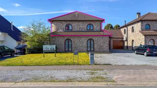 <p>Ontdek dit gezellige appartement gelegen in een kleinschalige residentie in de Rozenstraat 22 te Houthalen. Dankzij de aparte ingang geniet je hier van extra privacy en een echt “huisgevoel”.<br /><br />De ligging is een absolute troef: rustig en aangenaam wonen, met toch een vlotte verbinding naar de autostrade en omliggende gemeenten. Ideaal voor wie comfortabel wil wonen met een goede bereikbaarheid.<br /><br />Binnenin beschikt het appartement over een lichtrijke leefruimte met een overvloed aan natuurlijke lichtinval, wat zorgt voor een aangename en open sfeer. Bovendien is de living uitgerust met airconditioning voor extra comfort tijdens warme dagen.<br /><br />Aansluitend vind je een mooi terras met zuidwestelijke oriëntatie, waar je volop kan genieten van de zon. Aan het terras bevindt zich ook een ruime, praktische berging — ideaal voor extra opslag.<br /><br />Pluspunten:<br />- Kleinschalige blok zonder gemeenschappelijke kosten <br />- Privé parkeerplaats voor het gebouw <br />- Aparte ingang voor maximale privacy <br />- Zuidwestgericht terras <br />- Grote bergruimte aansluitend aan het terras <br />- Veel natuurlijke lichtinval in de leefruimte <br />- Airco aanwezig in de living <br />- Gelegen in een rustige en aangename buurt<br /><br />Kortom, een ideale woonst voor starters, alleenstaanden of investeerders die op zoek zijn naar een praktisch en instapklaar appartement zonder extra lasten.</p>