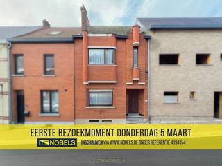 <span><span><strong>1ste bezoekdag donderdag 5 maart! Inschrijven kan via www.nobels.be onder referentienummer 4194154.</strong></span></span><br /><br />CHARMANTE RIJWONING met AUTHENTIEKE ELEMENTEN en GROENE TUIN, gelegen op een RUSTIGE LOCATIE NABIJ HET CENTRUM van Nederbrakel en het recreatiedomein De Rijdtmeersen. Deze woning combineert KARAKTER en RUIMTE met een UITSTEKENDE LIGGING, en biedt TAL VAN MOGELIJKHEDEN voor wie een woning naar eigen smaak wil verder afwerken.<br />Bij het betreden van de woning valt meteen de mooie inkomhal op, waar art-decodetails zorgen voor een warme en authentieke uitstraling. De leefruimte met hoge plafonds sluit harmonieus aan op de lichtrijke eetruimte en keuken, wat zorgt voor een aangenaam en open woongevoel. De badkamer dient nog ingericht te worden, maar kan volledig naar eigen wens geïntegreerd worden. Achteraan bevinden zich een terrasoverkapping en enkele bijgebouwen, ideaal voor uitbreiding van de keuken of het voorzien van extra sanitair. Op de 1ste verdieping beschikt de woning over 2 ruime slaapkamers en een extra kamer, geschikt als bureau of dressing. De zolderverdieping biedt bovendien potentieel voor het creëren van 2 bijkomende slaapkamers.<br />Buitenshuis geniet u van een diepe tuin met open zicht op de achterliggende natuur, een echte troef voor wie rust en groen weet te appreciëren.<br /><br />Beschikbaar bij akte<br /><br />Adres: Kerkhofstraat 31 te Nederbrakel<br /><br />EPC: 652kWh/m², G-score en P-score A Renovatieplicht van toepassing