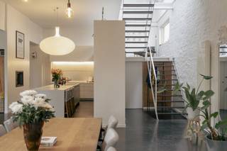 Entrez dans cet impressionnant ancien bâtiment scolaire qui a été transformé avec une grande attention aux détails et à la qualité en une...