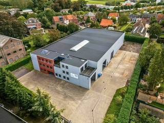 Dit veelzijdige bedrijfsgebouw uit 2008, inclusief magazijn, kantoren en appartement, bevindt zich in de industriezone Nieuwendorpe. Door de...
