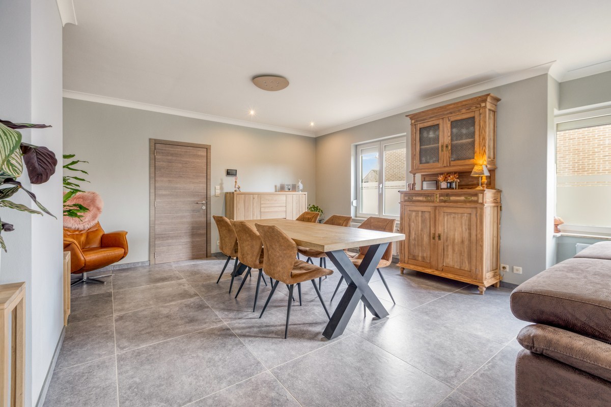 Instapklare villa met 3 slaapkamers, grote bureelkamer en garages - foto 5