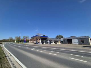 Deze handelsruimte heeft als troef inzetbaar te zijn in verschillende facetten.Ze leent zich er perfect toe als kantoorruimte alsook als...