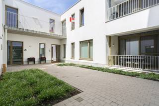 <p><span>Centraal gelegen in Haasdonk vind je dit instapklare en energiezuinige appartement op de 1ste verdieping.</span></p>
<p><span>De lichtrijke leefruimte sluit aan op de volledig geïnstalleerde open keuken en geniet van veel natuurlijke lichtinval.</span></p>
<p><span>Verder beschikt het appartement over een praktische wasberging, een apart toilet, 2 slaapkamers en een badkamer met douche en dubbele wastafel.</span></p>
<p><span>Een grote troef is het ruime, westgerichte terras, waar je heerlijk van de namiddag- en avondzon kunt genieten.</span></p>
<p><span>Daarnaast zijn er een ondergrondse autostaanplaats, een private kelderberging, een gemeenschappelijke tuin en fietsenberging aanwezig.</span></p>
<p><span>Een comfortabel 2-slaapkamerappartement met veel licht en een ruim terras, pal in het centrum van Haasdonk.</span></p>
<p><span>Wij leiden je graag rond!</span></p>