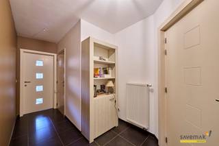<p><span> </span></p><p><span> </span></p><p><span>Dit appartement maakt deel uit van een gezellige blok van 4 units waar de buren elkaar goed verstaan.</span></p><p><span> </span></p><p><span>In de inkomhal lopen we rechtdoor richting de leefruimte, deze geeft volledig uit op de private tuin.</span></p><p><span> </span></p><p><span>De open keuken is voorzien van alle comfort en geeft samen met de leefruimte een zeer ruim geheel.</span></p><p><span> </span></p><p><span>Vanuit de nachthal komen we uit op de 2 slaapkamers en een moderne badkamer.</span></p><p><span> </span></p><p><span>Ook heb je vanuit je appartement rechtstreeks toegang tot je garage.</span></p><p><span> </span></p><p><span>In de private tuin kan je helemaal genieten van het binnen-buitenleven.</span></p><p><span> </span></p><p><span>Ook technisch gezien zit dit appartement zeker in orde:</span></p><p><span> </span></p><p><span>+ geen asbesttoepassingen<br />+ een energielabel van B (score van 158 kWh/m²jaar)<br />+ de elektrische installatie is helemaal conform<br />+ geen maandelijkse vaste kosten</span></p><p><span> </span></p><p><span>Bestuursmaatregelen in het maatregelenregister: nee</span><span> </span></p><p><span> </span></p><p><span> </span></p><p><span> </span></p>