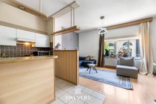 Interesse? Meer informatie op www.SWEVERS.be. - Dit karaktervolle appartement op de eerste verdieping in de Minderbroedersstraat 48 in hartje Hasselt biedt 62 m² bewoonbare oppervlakte, met een ruime leefruimte van 24,82 m², een aparte keuken en 2 slaapkamers. Gebouwd in 1937, maar voorzien van nieuwe pvc-ramen met hoogrendementsglas (2025). Het appartement is op te frissen en biedt veel potentieel voor persoonlijke inrichting of waardeverhogende renovatie.<br /><br />De topligging in het centrum van Hasselt betekent dat winkels, restaurants en openbaar vervoer op wandelafstand liggen. Het gebouw beschikt over een lift. Momenteel is het appartement verhuurd aan 625 euro/maand zonder gemeenschappelijke kosten. Kortom is dit een uitstekende investering of een ideale eerste eigen stek aan een zeer aantrekkelijke aankoopprijs. <br /><br />Plan snel een bezichtiging en laat je betoveren door de talloze mogelijkheden van deze woning! Wij helpen je maar al te graag verder tijdens een persoonlijke rondleiding. tel. 011 255 155. Bron bewoonbare oppervlakte: EPC – verslag.