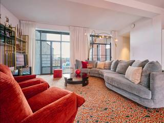 Ideaal gelegen tussen de Louizalaan en het Flageyplein, in een modernistisch gebouw uit de jaren 30, volledig gerenoveerd door architect Jean Nouvel, biedt dit gemeubelde appartement een bruto vloeroppervlakte van 121 m² (EPC) en twee slaapkamers.<br /><br />Het appartement, gelegen op de tweede verdieping, komt uit op een hal met een vestiaire en toilet, en een ruime woonkamer met een volledig ingerichte open keuken. De hoofdslaapkamer heeft een dressing en een eigen badkamer. De tweede slaapkamer, momenteel een kinderkamer, kan ook worden omgebouwd tot een kantoor of een klassieke slaapkamer met een eigen doucheruimte. Een aparte wasruimte maakt het geheel compleet. Deze renovatie heeft het historische karakter van dit voormalige kantoorgebouw van het Rode Kruis behouden, maar is voorzien van moderne energiezuinige technologieën.<br /><br />Andere: twee optionele parkeerplaatsen, een fietsenstalling, vloerverwarming en ventilatie met dubbele stroom. EPC: B+<br /><br />De Vijvers van Elsene bieden een groene en pittoreske omgeving, bekend om de nabijheid van restaurants en winkels. Een perfect compromis tussen natuur en stad. Snelle en gemakkelijke toegang tot het openbaar vervoer.<br /><br />Voor meer informatie kunt u contact opnemen met Mélody Bingoni op +32 (0)2 640 08 01.