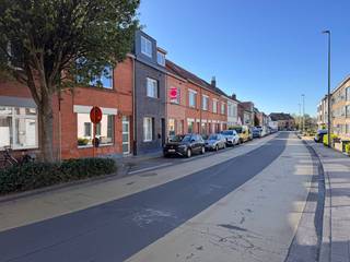 <br />Deze woning is gelegen in de Morekstraat nabij het centrum van Gent, de aansluiting met de verbindingswegen en scholen, winkels, openbaar vervoer, enz.<br />De woning werd enkele jaren geleden gerenoveerd en is bijgevolg ook energiezuinig (LABEL B)<br />Indeling:<br />GV: inkomhal met apart gastentoilet, open keuken met aanhorigheden, woonkamer, eetplaats, , stadstuin.<br />1eV: 1e ruime slaapkamer, badkamer met bad , en dubbele wastafel toilet en aparte douchekamer.<br />2eV: 2 slaapkamers.<br /><br />Voor meer info of bezoek: contacteer CENTER OFFICE: 09 279 11 22 of info@centeroffice.be<br /><br />EPC:  152 kWh/m²/jaar.<br />Bruikbare vloeroppervlakte: 145 m2 (opgemeten volgens EPC)<br />Asbestattest:  de woning is VOLLEDIG ASBESTVRIJ.<br />Elektriciteit volledig conform met bijhorende schema's en plannen<br />Stedenbouwkundige inlichtingen: in aanvraag.
