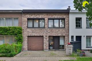 <p><span>In de gegeerde collegewijk te Edegem bieden wij u deze gezellige gezinswoning (128m²) aan met 2 slaapkamers. De woning dateert van 1966 en werd in de jaren 90 gerenoveerd.</span></p><p><span>De collegewijk is een zeer rustige woonwijk in de buurt van het Fort V. In de directe omgeving vindt u winkels, scholen, openbaar vervoer en verbindingswegen.</span></p><p><span>Op heden is de woning verhuurd. Voor eigen bewoning kan u de huurovereenkomst opzeggen met een opzegtermijn van 6 maanden.</span></p><p><span> </span></p><p><span>De woning beschikt overal over dubbele beglazing met PVC schrijnwerk. De verwarming gebeurt met elektriciteit (accumulatie). Na controle werd de woning gecategoriseerd als asbestveilig.</span></p><p><span>In 2022 werd het dak vernieuwd en voorzien van extra isolatie (14cm). De elektriciteit is niet conform aan de voorschriften van het AREI en dient dus aangepast te worden.</span></p><p><span> </span></p><p><span>Graag som ik voor u nog even de troeven op van deze gezellige woning te Edegem:</span></p><p><span> </span></p><p><span>- Gelegen in een zeer rustige woonwijk: nabij Fort V, winkels, scholen, openbaar vervoer, ...</span></p><p><span>- Overal dubbele beglazing met PVC schrijnwerk</span></p><p><span>- Dak vernieuwd en geïsoleerd in 2022</span></p><p><span>- Aangelegde tuin</span></p><p><span>- Inpandige garage + oprit voor de woning</span></p><p><span> </span></p><p><span>EPC 456 kWh/m² jaar (renovatieverplichting van toepassing)</span></p><p><span>P-score A, G-score A</span></p><p><span> </span></p><p><span>Voor een bezoek ter plaatse kan u ons contacteren op het nummer 03 449 42 41 of mail ons via hallo@habicom.be.</span></p><p><span>Benieuwd naar de waarde van jouw woning? Check het gratis op www.watismijnhuiswaard.be </span></p>