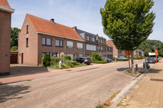 Charmante gezinswoning te koop in het hart van Kapellen, perfect gelegen in de gezellige dorpskern. Deze goed onderhouden woning uit 1979 biedt 151 m² leefruimte met 3 slaapkamers, een ruime woonkamer en een praktische zolder die extra bergruimte, extra slaapkamers of een hobbyruimte kan worden. De keuken en leefruimtes genieten van veel lichtinval en geven uit op het zonnige terras en de verzorgde achtertuin — ideaal voor rustige momenten of samenkomsten met vrienden en familie. Praktisch comfort wordt verzekerd door zowel een binnen- als buitenparkeerplaats. Dankzij de centrale ligging liggen winkels, horeca en openbaar vervoer op wandelafstand, wat wooncomfort en mobiliteit maximaliseert. Wilt u deze ruime en sympathieke woning met veel potentieel bezoeken? Neem snel contact op voor meer informatie of een bezoek — dit is een ideale kans in Kapellen.