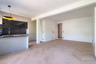 Ruim en energiezuinig appartement met 2 slaapkamers in Mortsel<br /><br />Op zoek naar een ruim en comfortabel appartement op een aangename locatie in Mortsel? Dit verzorgde en gerenoveerde appartement van circa 89 m² combineert een praktische indeling met energiezuinig wooncomfort.<br /><br />Het appartement beschikt over twee slaapkamers van respectievelijk circa 15 m² (+ kleine dressing) en 9 m². De keuken is uitgerust met nieuwe toestellen, zodat u meteen over het nodige moderne comfort beschikt. De badkamer is eveneens hypermodern en geeft hotelvibes.<br /><br />Ook de ligging is een belangrijke troef. Voor vers brood en ontbijtkoeken kunt u terecht bij onder meer Bakkerij Michielsen en Broodatelier. Voor kwaliteitsvlees ligt ook Slagerij Goeminne vlakbij. Winkels en andere dagelijkse voorzieningen bevinden zich eveneens in de omgeving.<br /><br />Dankzij het best mogelijke EPC-label A+ geniet u van een energiezuinige woning en beperkte energiekosten. Het appartement is voorzien van zonnepanelen.<br /><br />Troeven:<br /><br />* circa 90 m² bewoonbare oppervlakte;<br />* klein gebouw, dus zeer lage gemeenschappelijke kosten - alles in eigen onderhoud;<br />* twee slaapkamers van circa 15 m² (+ kleine dressing) en 9 m²;<br />* keuken met nieuwe toestellen;<br />* gunstig EPC-label A- (zonnepanelen en overal driedubbele beglazing);<br />* uitstekende thermische en akoestische isolatie;<br />* aangename ligging in Mortsel vlakbij groen;<br />* kwaliteitsvolle buurtwinkels vlakbij;<br />* EPC-certificaat, asbestattest, PID-dossier en overige verkoopdocumenten beschikbaar.<br /><br />Een ruim, energiezuinig en praktisch appartement op een fijne locatie in Mortsel.
