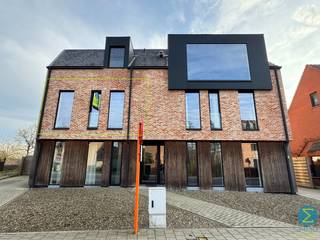 Mooi, ruim en rustig gelegen 2-slaapkamer appartement met zeer ruim zonnig terras en carport te Turnhout.Indeling: inkomhal, afzonderlijk toilet,...