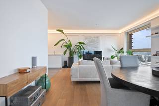 Gelegen op de 10de verdieping van Toren 6, biedt dit ruime appartement van 97 m² met een zuidgericht terras van 11 m² een uitzonderlijk wooncomfort...