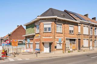 <p><strong>Instapklare en verrassend ruime woning</strong> met <strong>5 slaapkamers</strong>, <strong>zeer grote garage</strong> en stadstuin, goed gelegen langs een invalsweg! Deze perfect onderhouden woning combineert comfort, ruimte en functionaliteit, ideaal voor grote gezinnen of wie wonen en werken wil combineren.</p><p><strong>INDELING:</strong><br />Gelijkvloers: grote en lichtrijke leefruimte, extra zithoek of bureau, veranda, volledig geïnstalleerde keuken, bijkeuken met berging, wasplaats, douchekamer met toilet en een <strong>uitzonderlijk ruime garage (±60 m²)</strong>. Daarnaast is er een gezellige <strong>stadstuin</strong> en een staankelder.<br />Eerste verdieping: overloop en <strong>4 ruime slaapkamers</strong>.<br />Tweede verdieping: <strong>5de slaapkamer</strong> met mogelijkheid tot het creëren van extra kamers of een polyvalente ruimte.</p><p><strong>Wat maakt dit pand uniek?</strong><br />♦ 5 slaapkamers – instapklaar en perfect onderhouden – zeer grote garage (±60 m²) – centrale verwarming op gas – dubbele beglazing met rolluiken – <strong>recent geïsoleerd dak</strong> – droge kelder – stadstuin – uitstekende ligging langs een invalsweg.</p><p><strong>Voor wie is dit pand ideaal?</strong><br />♦ Voor grote of samengestelde gezinnen die veel ruimte zoeken.<br />♦ Voor zelfstandigen of hobbyisten die nood hebben aan een grote garage/werkruimte.<br />♦ Voor wie een instapklare woning zoekt met uitbreidingsmogelijkheden.</p><p>Bezoek na afspraak met <strong>Immo Beguin</strong>, jouw vastgoedexpert sinds 2009.<br />✉️ info@immobeguin.be</p>