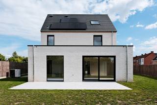 <ul>
	<li>Project in afwerkingsfase - bezoek ter plaatse mogelijk</li>
	<li>Nabij centrum Deinze</li>
	<li>Alleenstaande villa met aangelegde tuin</li>
	<li>Ruim perceel</li>
	<li>Zuidwest gerichte tuin</li>
	<li>Goede mobiliteit</li>
</ul>
<br />OMGEVING<br />Nabij het centrum van Deinze, in een residentiële omgeving ontwikkelt Potrell deze stijlvolle villa op een mooi perceel bouwgrond. Winkels, scholen, openbaar vervoer, ... bevinden zich in de onmiddellijke omgeving. Wie graag wat meer groen opzoekt kan zich uitleven in het Provinciaal Domein De Brielmeersen die zich op amper 3 kilometer in de buurt bevindt. De woning heeft tevens een zeer vlotte verbinding met de autosnelweg E17, alsook met de belangrijke invalswegen.<br /><br />INDELING<br />De nieuwbouwvilla is ontworpen met een doordachte indeling. Op het gelijkvloers betreed je de woning via een ruime inkomhal met gastentoilet. Daarnaast is er een aparte bureauruimte, een royale eet- en zithoek en een lichtrijke open keuken met uitzicht op de zonnige tuin. Verder biedt deze verdieping een ruime berging en een inpandige garage. Op de eerste verdieping bevindt zich de nachthal, drie ruime slaapkamers, een apart toilet en een volledig uitgeruste badkamer met dubbele wastafel, ligbad en inloopdouche. Een vaste trap leidt naar de ruime zolder, die naar wens kan worden afgewerkt als extra slaapkamer of polyvalente ruimte.<br /><br />E-PEIL 30<br />De gezinswoning wordt met hoogwaardige materialen en energiezuinig afgewerkt. Dankzij een warmtepomp en de nodige zonnepanelen voldoet de woning aan het E-peil 30 (BEN-woning). Op de gelijkvloerse verdieping wordt vloerverwarming geïnstalleerd voor extra comfort. De leefruimte krijgt een elegante parketvloer, terwijl de slaapkamers worden afgewerkt met fineerparket. Het perceel is voorzien van een volwaardige aanleg met oprit, terras en omheining.<br /><br /><span>Benieuwd om uw toekomstige woning verder te ontdekken? Contacteer ons op het nummer 09 394 67 95 of via </span><span>info@potrell.be</span><span> voor meer informatie of een afspraak!</span>