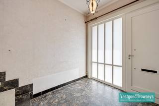 In de charmante dorpskern van Horebeke bevindt zich deze statige rijwoning met <strong>garage, veranda, terras en tuin</strong>. Deze karaktervolle woning biedt een praktische indeling en vormt de ideale basis voor wie op zoek is naar een woning met veel potentieel, die nog verder naar eigen smaak kan worden opgefrist.<br /><br />Bij het betreden van de woning komt u binnen in een ruime inkomhal, die meteen de statige uitstraling van deze eigendom benadrukt. Aansluitend bevindt zich de lichtrijke leefruimte, gevolgd door een aparte keuken en een veranda met zicht op de buitenruimte. Verder beschikt de woning op het gelijkvloers over een garage, een terras en een aangename tuin, wat zorgt voor extra comfort en gebruiksgemak.<br /><br />Op de bovenverdieping bevinden zich drie volwaardige slaapkamers en een badkamerruimte. Zolderverdieping met nog héél wat potentiël. <br />Mits een opfrissing of renovatie kan deze eigendom uitgroeien tot een bijzonder aangename en stijlvolle thuis.<br /><br />Voor meer informatie of een bezoek ter plaatse bel Stefanie op het nummer 055/59 50 10 of email stefanie@vastgoedbrowaeys.be<br /> 
