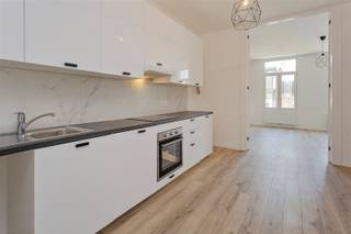 <p><span>KIEVIT / DAGERAAD buurt: 2 slaapkamer in cascade appartement gelegen aan de poorten van de dageraadplaats. </span></p><p><span> </span></p><p><span>Het appartement is ingedeeld als volgt:</span></p><p><span>Via brandwerende deuren toegang tot een volledig ingericht kookruimte, voorzien van 4-pits elektrische kook, dampkap, oven en aansluiting voor frigo en een vaatwasser. </span></p><p><span>Aanpalend ruime living met zicht op de stad.</span></p><p><span>Ruime 1ste slaapkamer ca. 17m² op laminaat en tevens de toegang naar de volgende kamer ca. 17m². </span></p><p><span>Badkamer in marmer motief bekleed, douchecel, hangtoilet en handenwasser in meubel. </span></p><p><span> </span></p><p><span>lage algemene kosten van €35/maand voor onderhoud en verbruik gemene delen. </span></p><p><span> </span></p><p><span> </span></p>