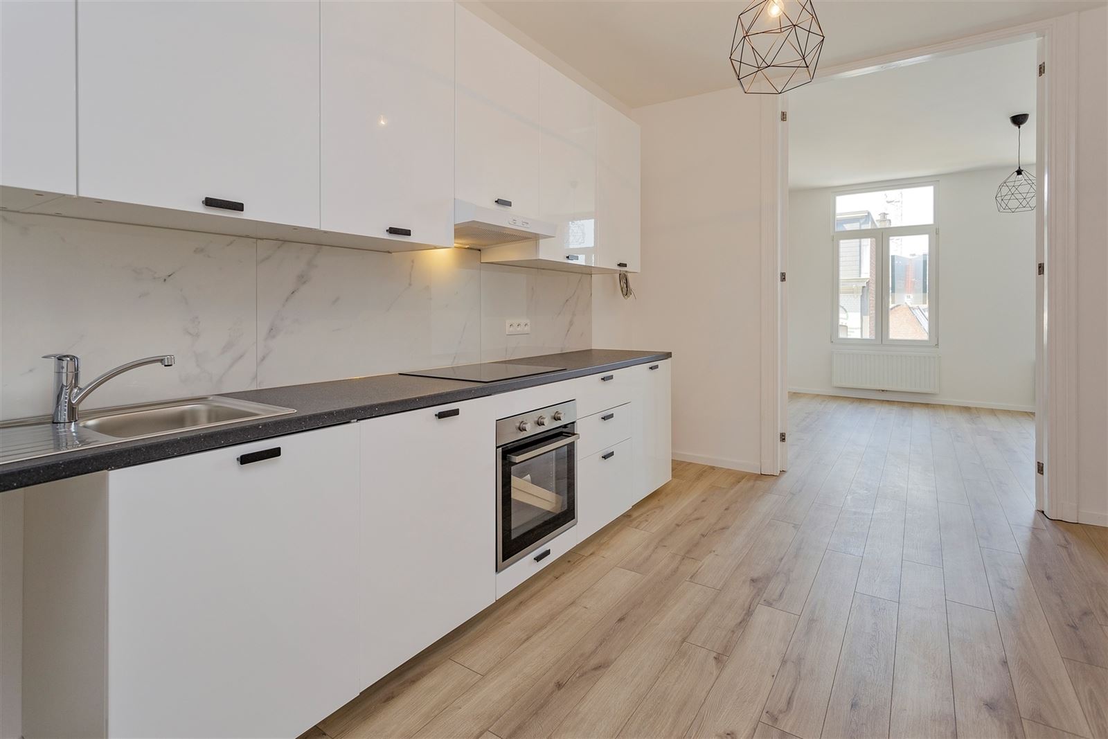 Gerenoveerd 2slpk appartement aan de poorten van de Dageraadplaats - foto 2