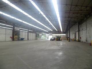 Loods voor opslag te huur met nuttige oppervlakte van 5.145m² in Roeselare.<br /><br />Een deel van het magazijn is voorzien van rekken.<br /><br />Aarzel zeker niet om contact op te nemen indien dit bedrijfsvastgoed bestaande uit een loods van +/- 5.145m² te huur in Roeselare u kan interesseren.