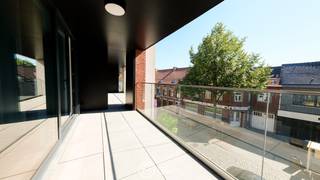 Welkom in residentie ’t Streutje, een kleinschalig project in het hart van Diepenbeek, tegenover het gemeentehuis en het Marktplein. Winkels, horeca en alle dagelijkse voorzieningen bevinden zich op wandelafstand.<br /><br />Dit appartement op de tweede verdieping beschikt over een inkomhal met gastentoilet, een ruime leefruimte met open keuken en berging, drie slaapkamers, twee badkamers en een zonnig terras.<br />Daarnaast geniet je van modern wooncomfort dankzij vloerverwarming, ventilatiesysteem D en privé zonnepanelen. Twee privé parkeerplaatsen en twee buitenbergingen zijn inbegrepen.<br /><br /><strong>Troeven</strong>:
<ul>
	<li>Centrale ligging in hartje Diepenbeek</li>
	<li>3 slaapkamers</li>
	<li>2 badkamers</li>
	<li>Ruim terras</li>
	<li>Privé parkeerplaats en buitenberging</li>
</ul>
Plan vandaag nog je bezoek en ervaar zelf het comfort van deze gelijkvloerse woning in Diepenbeek. Stel je kandidaat via onze website via de knop "ik ben kandidaat". <br /><br />Wil je weten wat jouw woning waard is? Contacteer ons via info@optie-m.be