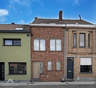 Centraal gelegen woning op een centrale locatie bestaande uit een inkomhal met afzonderlijk toilet, gezellige leefruimte met eet-en...