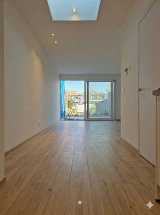 <p><span>SINT-NIKLAAS</span><span> - Ben je op zoek naar een gerenoveerde energiezuinige woning met tuin? Kijk dan snel even verder!</span></p><p><span> </span></p><p><span>Enkele troeven op een rij:</span></p><ul><li><span>Grondige energetische renovatie </span></li><li><span>Vloerverwarming via warmtepomp (lucht-water) </span></li><li><span>EPC: 17 (11 zonnepanelen)</span></li><li><span>Volledig geschilderd en voorzien van verlichting</span></li><li><span>Aangename tuin met terras</span></li><li><span>Autostaanplaats inbegrepen in de huurprijs achteraan de woning</span></li></ul><p><span> </span></p><p><span>De indeling is als volgt:</span></p><p><span>Je betreedt de woning via de inkom met ruime voorplaats/eetplaats. Verder vindt je op het gelijkvloers een apart toilet, een praktische berging/wasplaats en een volledig ingerichte open keuken voorzien van alle toestellen.</span></p><p><span>Achteraan bevindt zich de lichtrijke leefruimte met schuifraam dat uitgeeft op het terras en de tuin.</span></p><p><span> </span></p><p><span>Op de eerste verdieping is er een nachthal, een apart toilet, een ruime ingerichte badkamer met lavabomeubel en inloopdouche, en een eerste volwaardige slaapkamer.</span></p><p><span> </span></p><p><span>De tweede verdieping telt nog twee bijkomende slaapkamers.</span></p><p><span> </span></p><p><span>De woning is bovendien uitgerust met een ventilatiesysteem D en 11 zonnepanelen.</span></p><p><span> </span></p><p><span> </span></p><p><span>Beschikbaar </span><span>na afwerking van de werken (richtdatum 1/04/2026)</span></p><p><span>Huurprijs</span><span>: €1.190 (incl. autostaanplaatst)</span></p><p><span>EPC</span><span>: 17</span></p><p><span> </span></p><p><span>Interesse in deze mooie woning? Vraag dan snel je bezoek aan via onze website!</span></p><p><span> </span></p><p><span> </span></p>