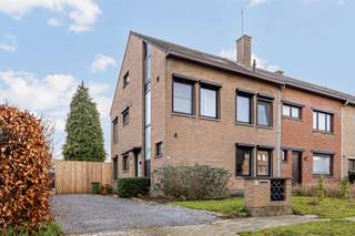 TE KOOP: ruime, half open gezinswoning met 5 slaapkamers en 2 badkamers.<br /><br />ALGEMEEN:<br />- Centraal gelegen in de Rembert Dodoenslaan in de Hasseltse Katarinawijk, slechts enkele minuten van het centrum, met winkels, horeca en alle stadsvoorzieningen binnen handbereik<br />- Ideale woning voor schoolgaande kinderen: <br /> Basisschool op 2 min wandelafstand, vele secundaire scholen vlot bereikbaar te voet of met fiets<br />- Bouwjaar 1973 - Recent volledig gerenoveerd (2021)<br />- Goede EPC-waarde B <br /><br />GELIJKVLOERS:<br />- grote leefruimte met open keuken<br />- open haard, jaarlijks gekeurd<br />- praktische indeling met veel lichtinval<br />- bureau (aparte ruimte)<br />- toilet<br />- hal<br />- toegang tot de kelder<br />- zuidelijk georiënteerde stadstuin met tuinhuis en beschutte fietsenstalling. Geen inkijk van buren.<br />- fietspad aan achterkant tuin (verbinding Oude Luikerbaan- grote ring)<br />- stad en winkels vlot bereikbaar met fiets / te voet.<br />- 222m² bewoonbare oppervlakte<br />- ‎4 are<br />- elektrische rolluiken voorzien<br />- ruim terras van 61m2<br />- ruime voor- en achtertuin<br />- eigen oprit voor 3 wagens<br /><br />KELDER:<br />- Ruime kelder van 25m2 + extra kruipkelder<br />- Nieuwe gasketel, waterverzachter, volledig vernieuwde stroomkast<br />1ste VERDIEPING<br />- 2 volledig vernieuwde badkamers. Grote badkamer met ligbad, dubbele lavabo en plaats voor wasmachine en droogkast. Kleine badkamer met lavabo en ruime inloopdouche.<br />- apart toilet<br />- 2 ruime slaapkamers. 1 slaapkamer met inbouwkasten<br /><br />2de VERDIEPING<br />- 3 slaapkamers<br />- alle slaapkamers en overloop hebben inbouwkasten<br /><br />Vraagprijs: €690000<br />Heb je interesse of verdere vragen? 0474494072 of tom.quintiens@gmail.com / elinebillen@msn.com<br />Bezichtiging is mogelijk na afspraak.<br />Delen mag.