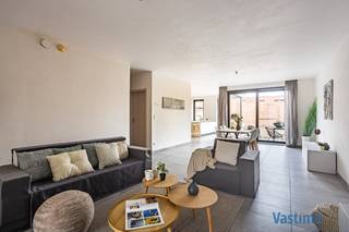 Welkom in jouw toekomstige thuis: een bijzonder ruime, lichtrijke en tijdloze nieuwbouwwoning met tuin en inpandige garage. Deze woning biedt alles wat een koppel of gezin nodig heeft voor een comfortabel en modern leven.<br /><br />! KORTING - Bij aankoop van deze woning ontvangt u gedurende 5 jaar een korting van 50% op uw onroerende voorheffing want E-PEIL 16!<br /><br />Bij het betreden van de woning word je verwelkomd door de riante en lichtrijke open leefruimte en keuken (54 m²) met zicht op, en directe toegang tot, de tuin. De grote bergruimte is de ideale plek voor het plaatsen van jouw was- en droogmachine alsook voor opslag. De inpandige garage laat jou toe jouw wagen veilig te parkeren en fietsen te stallen.<br /><br />Op het verdiep beschikt de woning over 3 comfortabele slaapkamers, 2 moderne badkamers en een verder in te richten zolderverdieping die naar eigen wens kan worden benut, bijvoorbeeld als extra slaapkamer, hobbyruimte of home office.<br /><br />De zuidwest georiënteerde tuin zorgt voor een oase van rust en een perfecte plek om te ontspannen of te entertainen.<br /><br />Met de aankoop van deze woning ben je klaar voor de toekomst: Je geniet van comfortabele temperaturen dankzij de PVC– dubbel glas ramen, verwarming via een warmtepomp (lucht/water) met buitenunit en warmtepompboiler, vloerverwarming op alle verdiepen. Daarnaast zijn zonnepanelen geïnstalleerd om te voorzien in duurzame energie, een ventilatiesysteem D zorgt voor gezonde lucht in huis en een videofoon biedt extra veiligheid en gemak. Een gescheiden rioleringsstelsel met septische put en regenwaterput van 10.000 liter zorgen voor efficiënt waterbeheer. De akoestisch ontdubbelde gemene muren met de buren garanderen rust en privacy.<br /><br />De geafficheerde prijs is exclusief isolatie dak / Zonnepanelen (7 stuks) / Tuin nivellering en gras. Indien gewenst kan de woning volledig worden afgewerkt volgens lastenboek bij lokale leveranciers aan 447.000,00 EURO.<br /><br />Deze woning is perfect voor koppels en gezinnen die op zoek zijn naar comfort, duurzaamheid, locatie  en modern gemak. Mis deze unieke kans niet en maak van deze prachtige nieuwbouwwoning jouw nieuwe thuis!<br /><br />De aanpalende nieuwbouwwoning wordt ook verkocht via immo Vastima. Alle info op onze website – www.vastima.be.<br /><br />Verkoop onder 21% BTW / Grond 12%. Geafficheerde verkoopprijzen exclusief kosten.