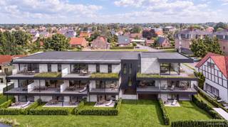 <p><strong>APPARTEMENT 0.3 — RUIMTE VOOR HET LEVEN DAT BIJ U PAST</strong></p>
<p>Samen koken terwijl de (klein)kinderen aan tafel hun dag vertellen. Rustig lezen in de zithoek, met de terrasdeur open. Of vrienden ontvangen en nog lang buiten blijven zitten in de avondzon. Dit gelijkvloerse appartement biedt met 134 m² woonruimte alle plaats om uw eigen ritme te volgen.</p>
<p>De leefkeuken met eetkamer en de royale zithoek geven beide toegang tot het terras en de private tuin van 30,5 m². Dankzij de westoriëntatie geniet u hier van de namiddag- en avondzon. Zo wordt buiten vanzelf een verlengstuk van uw leefruimte.</p>
<p>Ook de drie slaapkamers bieden mogelijkheden. Naast de royale hoofdslaapkamer zijn er twee bijkomende kamers: voor (klein)kinderen of logés, als dressing of als bureau waar u rustig kan werken. U geeft elke ruimte de invulling die bij uw leven past.</p>
<p>De badkamer biedt plaats aan zowel een ligbad als een inloopdouche en wordt naar uw wensen ingericht. Een afzonderlijk toilet en een ruime berging met wasplaats maken het dagelijkse comfort compleet.</p>
<p>Ondergronds kiest u uit autostaanplaatsen van minstens 2,75 meter breed. Uw fietsen staan in de afgesloten fietsenstalling, terwijl uw eigen kelderberging plaats biedt aan koffers, seizoensspullen en alles wat u graag netjes opbergt.</p>
<p>Een ruime thuis met drie slaapkamers, een eigen tuin en de vrijheid om er helemaal uw plek van te maken.</p>
<p><strong>RESIDENTIE MANDARIN — RUIMTE OM THUIS TE KOMEN</strong></p>
<p>Aan de Tilburgseweg in Poppel verrijst een kleinschalige residentie met 13 appartementen van 93 tot 185 m². De werken starten naar verwachting in het voorjaar van 2027.</p>
<p>Mandarin biedt een gevarieerd aanbod met twee of drie slaapkamers, private tuinen bij de gelijkvloerse appartementen en rechtstreekse lifttoegang bij de dakappartementen. Elk appartement beschikt over een royaal leefterras van 17,6 tot 67,5 m². Ruimte voor vrienden rond de tafel, een ontspannen namiddag en lange zomeravonden.</p>
<p><strong>UW SMAAK, UW THUIS</strong></p>
<p>Een keuken waarin u graag kookt. Een vloer die rust brengt. Materialen en kleuren die bij u passen. U kiest de binnenafwerking binnen de voorziene budgetten en geeft uw nieuwe thuis zo een persoonlijk karakter.</p>
<p>Elk BEN-appartement wordt uitgerust met een individuele warmtepomp, een eigen installatie zonnepanelen, vloerverwarming én vloerkoeling. Samen zorgen deze technieken voor een energiezuinige woning en een aangenaam binnenklimaat.</p>
<p><strong>ONTDEK ONZE LANCERINGSPRIJZEN</strong></p>
<p>De appartementen in residentie Mandarin starten vanaf € 320.000, exclusief autostaanplaats, berging en kosten. Contacteer ons voor de prijs en een volledige berekening van appartement 0.1.</p>
<p>Ondergrondse autostaanplaatsen zijn bij aan te kopen vanaf € 26.000. Ze zijn minstens 2,75 meter breed en voorzien van basisinfrastructuur voor elektrisch laden. Kelderbergingen starten vanaf € 3.000 voor ruim 6 m², met grotere mogelijkheden tot ruim 15 m².</p>
<p>Onder de toepasselijke voorwaarden is aankoop aan het verlaagde btw-tarief van 6% mogelijk, zowel voor eigen bewoning als voor langdurige verhuur. Wij lichten graag toe welke mogelijkheden op uw situatie van toepassing zijn.</p>
<p><strong>BOUWEN OP VERTROUWEN</strong></p>
<p>De promotor werkt samen met betrouwbare partners uit onze regio en besteedt aandacht aan architectuur, duurzaamheid en dagelijks comfort. U koopt een volledig afgewerkt appartement met de bescherming van de Wet Breyne.</p>
<p>Meer informatie: www.deboerenpartners.be/wet-breyne.</p>
<p>Ziet u zichzelf hier thuiskomen? Contacteer ons voor de plannen, een persoonlijke toelichting en een gedetailleerde prijsberekening.</p>