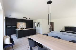 Stijlvolle nieuwbouwwoning met 3 slaapkamers op een zonnig perceel van 4a 47ca Omgeving:+ Rustig gelegen in een doodlopende straat+ Gelegen in een...