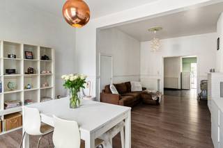 Deze charmante, halfopen woning is gelegen in een rustige straat aan de rand van het polderdorp Berendrecht. Het Reigersbos ligt net om de hoek, maar ook winkels, openbaar vervoer en scholen zijn allemaal op wandelafstand te vinden. Grote troef van dit pand is - naast de ligging - de prachtige zuid tuin van 575m² die toegankelijk is via de poort naast de woning. Het is een schitterend plekje om in alle rust van de zon en de buitenlucht te profiteren. De woning zelf is erg ruim en heeft tal van mogelijkheden. Hier en daar moeten er nog wat 'puntjes op de i' gezet worden en ook energetisch dient de woning naar een beter niveau getild te worden. Toch kan u in deze gezellige woning prima starten. Het gelijkvloers heeft een toffe, ruime leefruimte die in open verbinding staat met de ingerichte keuken. Achteraan op het gelijkvloers vindt u de badkamer met vrijstaand bad, douche en meubel en een apart toilet. Ook een wasplaats is aanwezig. Op de eerste verdieping komt u boven in de nachthal, die toegang geeft tot beide slaapkamers. De zolder zou ingericht kunnen worden als volwaardige kamer, mits het plaatsen van een volwaardige trap. Momenteel is de zolder enkel bereikbaar via een luik in de nachthal. Verder beschikt de woning nog over een droge kelder, die toegankelijk is via de leefruimte en een handige extra bergplaats is voor heel wat spulletjes. Rechts naast de woning is er voldoende plek om nog 2 wagens te parkeren op eigen terrein.