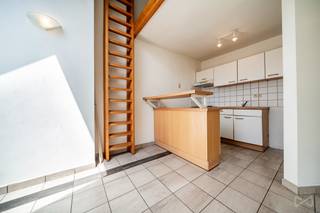 Op de bovenste verdieping van een goed onderhouden gebouw met 4 units, vindt u dit charmante appartement van ±60 m², ideaal gelegen in een...