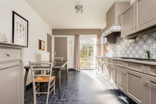 <p><span>Laagbouwvilla in het groen met absolute privacy, op wandelafstand van het centrum.</span></p><p><span>Via een lange, private oprit bereikt u deze charmante villa, gelegen op een absolute toplocatie in Bonheiden. Hier geniet u van rust, privacy en een unieke woonbeleving, terwijl alle voorzieningen zich op wandelafstand bevinden.  Binnenin baadt de woning in het licht dankzij de grote raampartijen, die zorgen voor een mooie connectie met de tuin en het omliggende groen. De indeling is praktisch en aangenaam: een ruime leefruimte, opgedeeld in een gezellige eetkamer en woonkamer, gescheiden door een sfeervol haardelement. Een aparte leefkeuken met berging biedt directe toegang tot de inpandige garage. Vanuit de centrale hal bereikt u het gastentoilet, de badkamer en 2 volwaardige slaapkamers van 16,1m² en 13,8m². Daarnaast zijn er nog twee extra kamers, elk 7,68 m², gescheiden door een ingemaakte kastenwand, ideaal als extra slaapkamer, bureau, hobbyruimte of dressing. De achterste slaapkamer geeft toegang tot de veranda en de zonnige achtertuin met terras en tuinhuis. Aan de zijkant van de woning bevindt zich een tweede terras, toegankelijk vanuit de leefruimte perfect om op elk moment van de dag van de zon te genieten.</span></p><p><span>Technisch is de woning reeds voorzien van dubbele beglazing en een condenserende gaswandketel (2019). Mits het plaatsen van bijkomende zolderisolatie behaalt de woning een EPC-score D. </span></p>