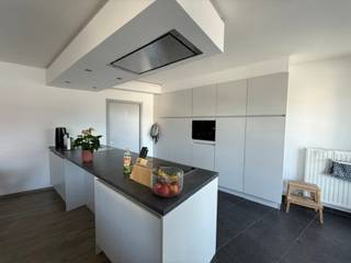 Instapklaar appartement gelegen op wandelafstand (700m) van de markt.
Het appartement situeert zich op de 2de verdieping met inkomhal en gastentoilet, ruime en lichte woonkamer, volledig uitgeruste keuken met aangrenzende berging, 2 slpks, badkamer, overdekte parkeerplaats en bijhorende berging.
Indeling: Via de inkomhal is er enerzijds toegang naar de leefruimte en anderzijds naar het slaapgedeelte. De woonkamer is licht en ruim en biedt toegang tot het terras. De keuken beschikt over een spoelbak, kookplaat met dampkap, combi-oven, vaatwasser en koelkast. De keuken is verbonden met de berging dewelke beschikt over een aansluiting voor wasmachine en droogkast. Verder beschikt het appartement over 2 slaapkamers en badkamer met instapdouche en ligbad.
Tenslotte is er nog een overdekte staanplaats met afsluitbare berging.
Bijzonderheden:
* Centraal gelegen op wandelafstand centrum
* Vliegenschuifdeuren en -ramen voorzien
* Novy dampkap met afstandsbediening
* 2 terrassen (zowel aan woonkamer als slaapkamer)