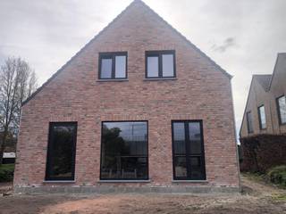 Aan de doorgaande weg Minderhout - Meer gelegen nieuwbouw woning CASCO / winddicht. Zeer goed geïsoleerde woning (dak, muren, ramen), verder af...